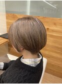 柔らかいグレージュカラー