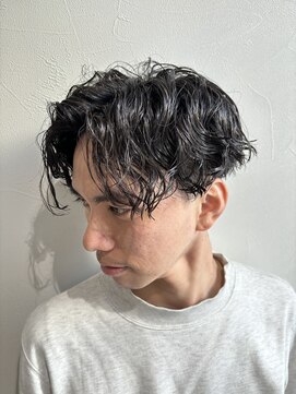 スパイラルマッシュパーマセンターパートメンズカット