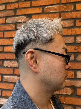 ホワイト×スキンフェード