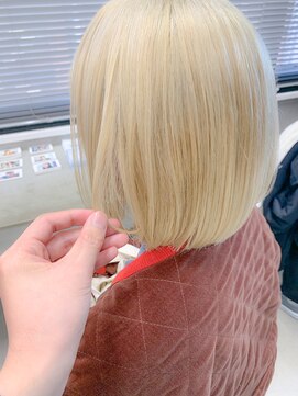 テトヘアー(teto hair) ホワイトブロンド、ブロンド、ブリーチオンカラー、スリーク