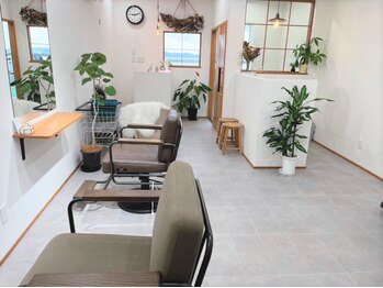 トウミ(TOUMI 橙海)の写真/【宇和海を目の前にしたおしゃれサロン】カフェ風の白を基調とした店内でマンツーマン施術が受けられます♪