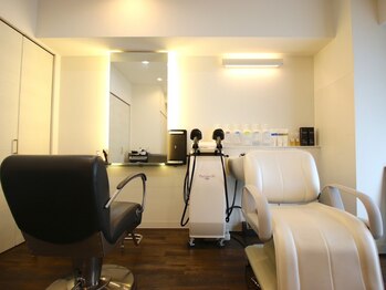 イーズ スペリア クォリティ ヘアー(EASE SUPERIOR QUALITY HAIR)の写真/パーマはカットでつくった形に華やかさをプラスするもの。必要なところにだけ、やさしく熱と空気を。