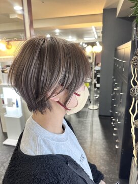 アイズ 渋沢(AIZU) ショートヘア　白髪ぼかしハイライト