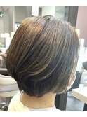 ショートボブ立体感顔周りアースカラーナチュラルスタイル