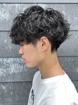 ヒュイル バイ ニアウ(Hwyl by Niau) メンズマッシュパーマ波巻スパイラルパーマニュアンスパーマ