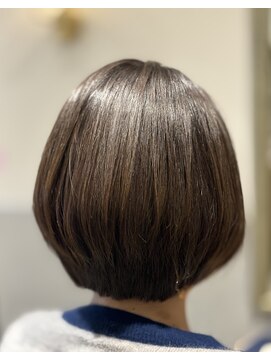 アンジー(Angee) 赤みを抑えたカラーでツヤのあるまとまりやすいスタイルに