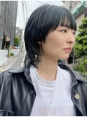 ゆるカールなマッシュウルフヘアとハイライトカラー。