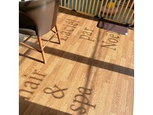 キッズスペースあり。お子様のすぐ側でカットカラーできます。