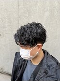 無造作センターパートスパイラルパーマ刈り上げ前下がり