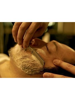 【大人メンズ特化のケアメニュー】オリジナルシェービングでクリアで清潔感のある印象に。