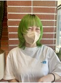 お顔周りレイヤーとグリーンカラーの個性派オシャレスタイル