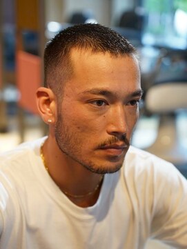 メリケンバーバーショップ コウベ(MERICAN BARBERSHOP KOBE) ナチュラルフェードバズ