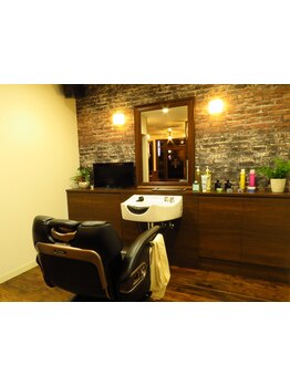 普遍的なStyleと今のStyleをMIXした、男のエッジが効いたスタイルに視線集中。さらに魅力的なあなたへ―。