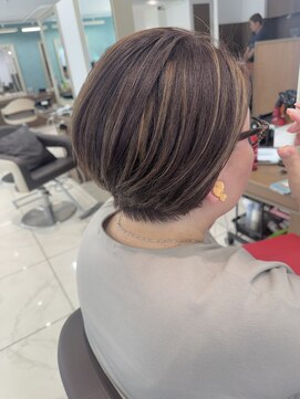 アッシュ 下北沢店(Ash) 明るめハイライトの白髪ぼかしショートボブ