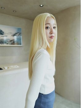 Berg【ベルク】の写真/派手さを卒業した、一歩先の【洗練ダブルカラー】。20代～30代の感性に響く、透明感溢れる艶髪デザイン。