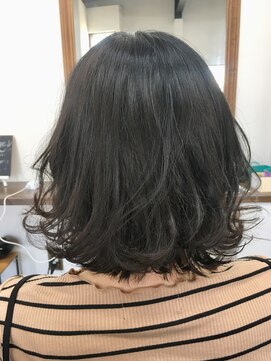 フォルビチーナ ドゥエ(FORBICINA DUE) ダークカラー×外ハネふんわりボブ