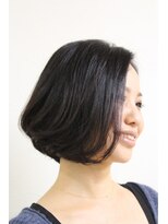 シェア(Share) 首筋の美しさ際立たせる前下がりボブ