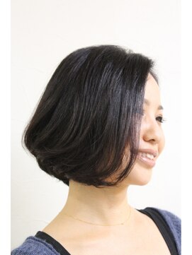 シェア(Share) 首筋の美しさ際立たせる前下がりボブ