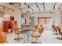 自然光たっぷり、暖かみのある店内　表参道/インナーカラー/前髪