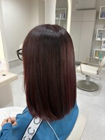 ルシエバイファブリック(Lucie by fabrique) ツヤ際立つボルドーレッドのストレートミディ