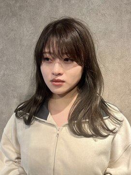 トゥーリ(tuuli) オリーブグレージュ/外はねミディアム