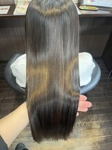 【髪質改善ストレート】加齢によるうねり・広がりを根本からケア。誰もが触れたくなるシルクのような艶髪