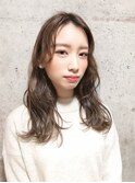 ベージュ×ミディアムスタイル×長め前髪