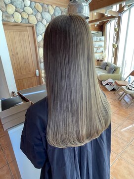 ラパンセベージュ(LA PENSEE BEIGE) オリーブベージュカラー