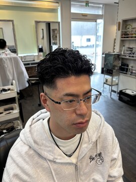 バーバー アミティ プール オム(BAR BER amity POUR HOMME) スキンフェード×ラフカールパーマで清潔感UP