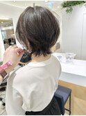 大人かわいい　外ハネショートウルフ　耳かけショート
