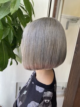 アン(Hair make un) ホワイトシルバー
