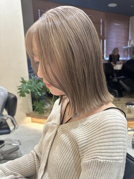 ヒビヲ(HIBIO) ワンブリーチダブルカラーハイトーンショート切りっぱなしボブ