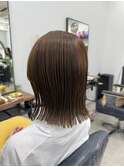 切りっぱなし外はねボブ　アッシュベージュ