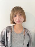 ホワイトブロンドベージュ刈り上げショートボブウルフレイヤー