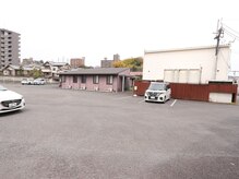 アヤ Ayaの雰囲気（広い駐車場あり◎店の裏側にお進みください!）