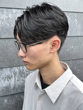 ヒュイル バイ ニアウ(Hwyl by Niau) メンズマッシュセンターパートスパイラルパーマニュアンスパーマ