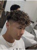 ハイライトスペインカール　フェード　メンズパーマ