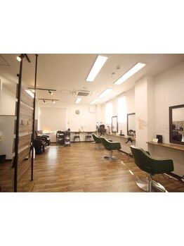 豊富なカラーバリエーションで、あなたに”１番似合う色味”をご提案！居心地の良い空間も人気の秘訣♪