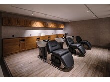 【リラックス空間】広々とした店内とフルフラットのシャンプー台