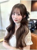 ウェーブヘア×ニュアンスカラーで魅せる柔らかさ