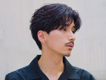 フィフスジングウマエ 原宿(fifth JINGUMAE)の写真/《ナチュラルな毛流れが人気》清潔感のあるセンターパートのニュアンスパーマで、ビジネスシーンも◎[原宿]