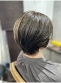 ショートボブ×エメラルドベージュ