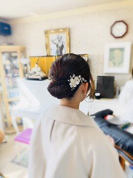 美容室 ティンカーベル シニヨンヘア