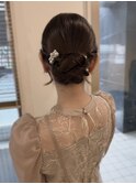 柔らかい質感とタイトシニヨンヘアアレンジ