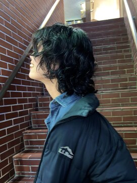 マエストロ(Maestro) ミディアムウルフの重めパーマスタイル