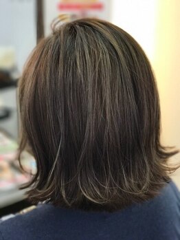 スリープヘアー(Sleep hair)の写真/白髪を隠すから「活かす」へ。ダメージレスカラー×高浸透ケアで、艶やかで透明感のある上品な仕上がりに。