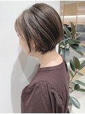 大人白髪ぼかしハイライトグレージュ前下がりショートボブ