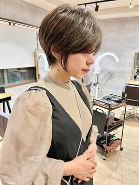 アンダーバーホワイト(_WHITE) ［なんば］耳掛けショート/マッシュ/くびれショート