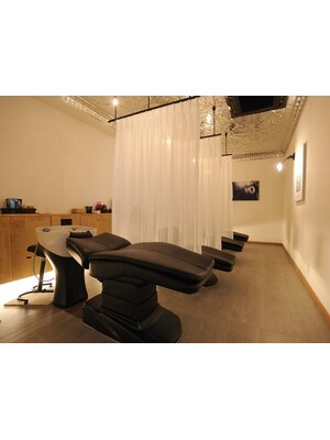 【極上の癒しを贈る‐Luxury Salon‐】15分or30分コースから選べるAujuaスパ★寛げるベッド型スパシート◎