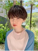女性らしいシルエットと長めの前髪のマッシュショート